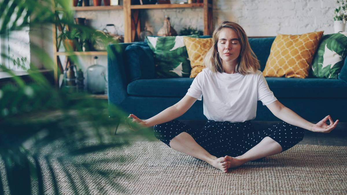 meditation schedule tips showing a simple weekly planner with color-coded time blocks, a calming teal background, and icons for breathwork, walking, and seated practice